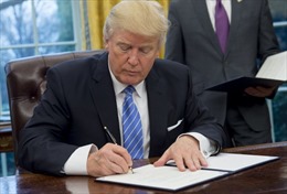 Tổng thống Mỹ Donald Trump ký phê chuẩn dự luật trừng phạt Nga