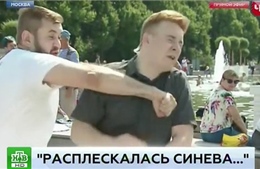 Phóng viên Nga bị đấm giữa mặt trong lúc đưa tin trực tiếp