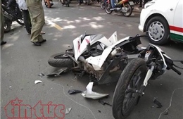 Hai xe máy chạy với tốc độ cao đâm vào xe khác, 2 người bị thương nặng