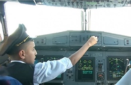 Hai phi công bị cấm bay vì cho cậu bé 10 tuổi điều chỉnh máy bay