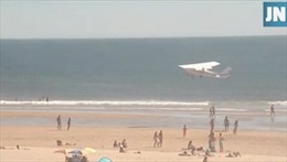 Đang chơi đùa, bé gái 8 tuổi thiệt mạng vì máy bay bất ngờ hạ cánh xuống bãi biển