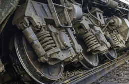 Vụ tàu hỏa chạy 15km/giờ vào ga Yên Viên bị trật bánh: Đã cắt toa tàu bị nghiêng 