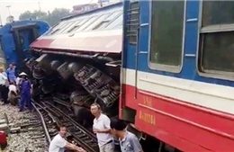 Thông tuyến đường sắt Bắc - Nam sau sự cố tàu trật bánh tại Nghệ An