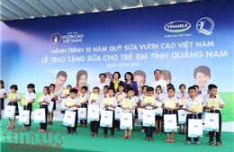 Trao tặng 46.500 ly sữa cho trẻ em tỉnh Quảng Nam