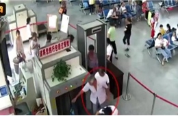 Phát hiện một người Trung Quốc mang theo 2 cánh tay người bị chặt rời