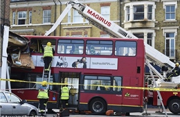 Xe buýt hai tầng lao vào cửa hàng tại thủ đô London