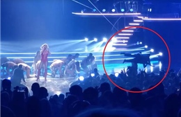 Fan cuồng bật &#39;san tô&#39; định tấn công Britney Spears ngay trên sân khấu