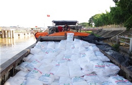 Bắt ghe chở lậu 75 tấn đường cát trị giá hơn 1 tỷ đồng trên sông Tiền