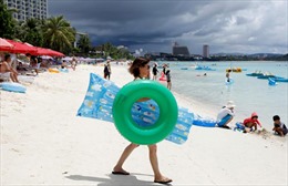 Mặc Triều Tiên dọa tấn công, du khách đảo Guam vẫn tắm biển, lướt sóng