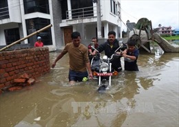 Lở đất, lũ lụt gây thương vong lớn tại Ấn Độ và Nepal