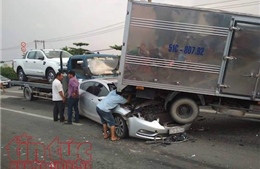 Tai nạn liên hoàn, xe con chui đầu vào đuôi xe tải, tài xế may mắn thoát chết