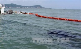 Bục ống dẫn khiến 200 lít dầu tràn ra Vịnh Hạ Long 