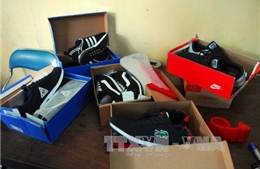 Hơn 5.000 đôi giày nhái hiệu Adidas, Nike, Levi&#39;s bị tịch thu