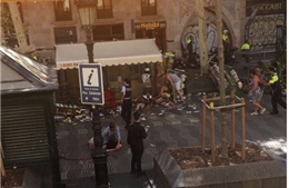 Xe tải lao vào đám đông ở Barcelona, người dân nghe thấy tiếng súng nổ