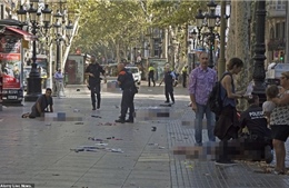 Cận cảnh hiện trường vụ đâm xe khủng bố đẫm máu tại Barcelona