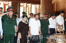 Thủ tướng Nguyễn Xuân Phúc dâng hương tưởng nhớ Bác Hồ tại Khu di tích K9 
