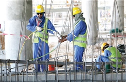 Qatar giảm tiền lương của lao động nước ngoài do khó khăn kinh tế