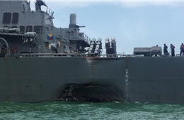 Cận cảnh &#39;thương tích&#39; của tàu khu trục USS John S McCain sau cú đâm của tàu chở dầu