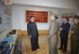 Ông Kim Jong-un thăm nhà máy quốc phòng, Triều Tiên để lộ tên lửa đạn đạo hoàn toàn mới