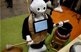 Robot thay sư thầy tụng kinh trong tang lễ tại Nhật Bản