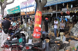 Ki-ốt quanh sân bay Tân Sơn Nhất ‘bán đổ bán tháo’ để trả mặt bằng 