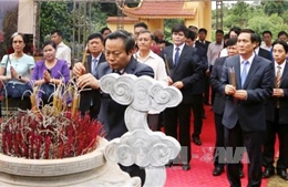Phó Chủ tịch Quốc hội Phùng Quốc Hiển và Đại sứ Lào thăm Khu di tích Đền Chu Hưng
