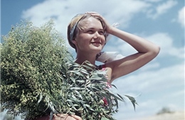 Ngắm vẻ đẹp gây xốn xang một thời của thiếu nữ Liên Xô