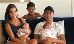 Cristiano Ronaldo khoe ảnh ‘vợ’ con