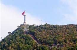 Cột cờ Lũng Cú trên đỉnh núi Rồng 