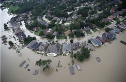 Nước lũ siêu bão Harvey nhấn chìm Houston, len lỏi vào tận nơi trú ẩn