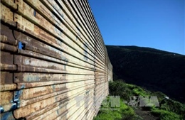 Mỹ rục rịch xây dựng mẫu bức tường biên giới với Mexico