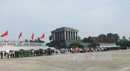 Đoàn cựu giáo viên kiều bào tại Thái Lan vào lăng viếng Chủ tịch Hồ Chí Minh