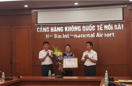 TP Hà Nội khen thưởng nữ nhân viên sân bay Nội Bài trả lại khách hơn 700 triệu đồng 