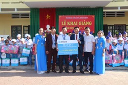 Fubon Life Việt Nam trao quà ngày khai trường