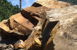 Điện Biên: Tảng đá lớn sạt xuống Quốc lộ 12, một huyện bị chia cắt 