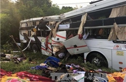 Bình Thuận: Xe khách va chạm xe container khiến 2 người tử vong