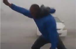 Phóng viên đưa tin giữa cơn bão 200 km/h suýt bị gió thổi bay người