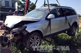  Ô tô Audi Q5 mất lái lao xuống ruộng, 5 người bị thương