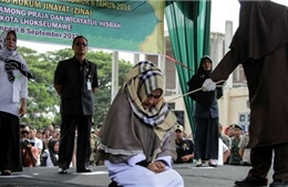 Một người phụ nữ Indonesia phải nhận hình phạt đòn roi trước đám đông