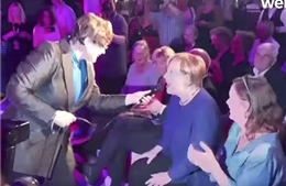Nữ Thủ tướng Merkel thích thú hát trong sự kiện tranh cử