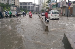Giao thông TP Hồ Chí Minh hỗn loạn vì mưa lớn do ảnh hưởng bão số 10