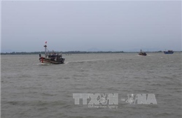 Cứu trợ thành công 5 thuyền viên gặp nạn trên vùng biển Quảng Bình