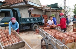 Dân Hà Tĩnh đổ xô đi mua vật liệu xây dựng sau bão số 10