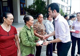 NHCSXH thăm hỏi, tặng quà người dân tỉnh Quảng Bình bị ảnh hưởng bão số 10