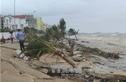 Thanh Hóa: Sầm Sơn huy động người dọn dẹp thành phố sau bão