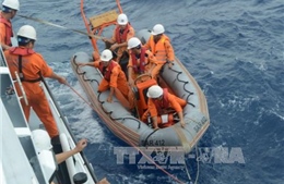 Cứu hộ thành công 17 ngư dân Thanh Hóa gặp nạn trên biển 