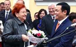Gặp người phụ nữ Slovakia tặng hoa Bác Hồ 60 năm trước