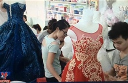 Người dân vùng ven biển Nam Định làm giàu từ nghề may áo cưới 
