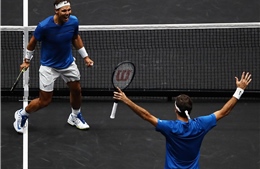 Không đồng điệu trong trận đánh đôi lịch sử, Nadal và Federer vẫn vui đùa cùng chiến thắng