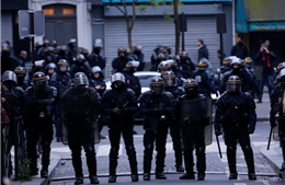 Pháp sơ tán 200 người giữa đêm vì 5 bình ga lạ